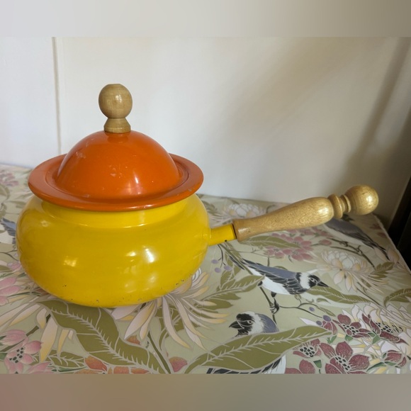 Vintage Enamelware Pot With Lid and Wood Handle - Picture 1 of 6